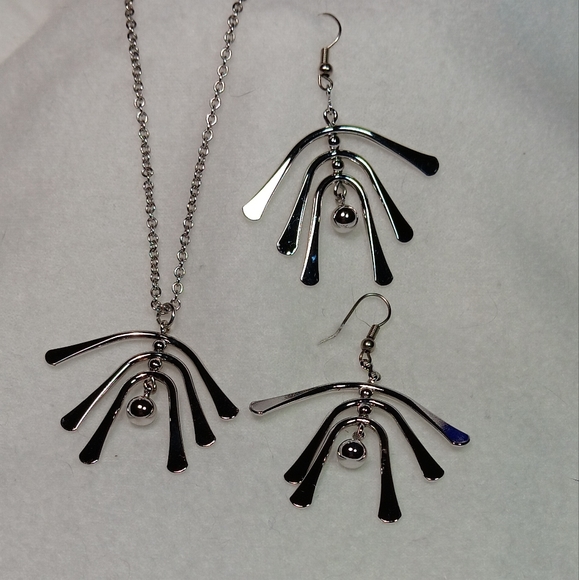 Vintage Set Articulating Dangle Earrings and Matching Necklace Avon - Picture 4 of 4